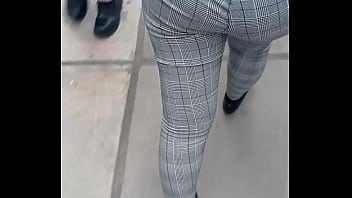 Preview 2 of Wife Stuck - buen culo gordo por la calle de lima
