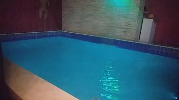 Preview 4 of Beach Nudis Porn - UMA NOITE DE LUA CHEIA,  COLOCAMOS O SOF&Aacute_ AO LADO DA PISCINA,  PARA TRANZAR E OLHAR A LUA CHEIA ENQUANTO A &Aacute_GUA DA CACHOEIRA CAI. COM O NOVINHO NO PELO FLAKAEL