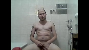 Preview 2 of Six Sex Lady - Little Slut bearbeitet seinen Schwanz im Badezimmer und besorgt es sich vor der Kamera