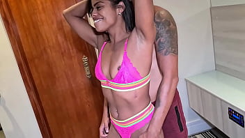 Preview 1 of Ukuran 5 Mb - Milf safada Angel Dinizz gosta muito de sexo e fodeu com dois na sua primeira vez no canal acabando com a boca cheia de leite
