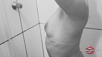 Preview 1 of Gay Ton Gladirex - Atriz safada Melody Antunes deixou seu amigo filmar o banho mais gostoso do XVideos de dar &aacute_gua na boca!