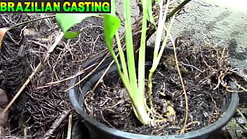 Preview 2 of Sleeping Garl Fuck - Jardineiro arrumando plantinhas mas acaba vendo a moradora gostosa convida fuder sua plantinha!!!