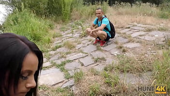 Preview 4 of Whats App Pussy Vedio - HUNT4K. Un mec en col&egrave_re compte de l&#039_argent pendant que le chasseur empale sa copine &agrave_ l&#039_ext&eacute_rieur