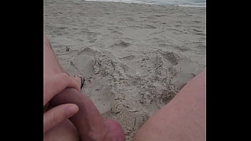 Preview 2 of Bobes Romance - Dick flash for girls on the beach