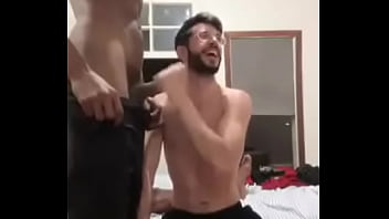Preview 4 of Arbi Mom Salopin Hot Video San - Chupando os tr&ecirc_s amigos