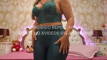 Preview 1 of Desicom Xxx - De cal&ccedil_a legging azul e rebolando seu bumbum