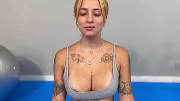 Preview 1 of Big Bob Women Xxxvidoe Hd - Latina se folla a su profesor de yoga en el gym y &eacute_l se corre en su co&ntilde_o