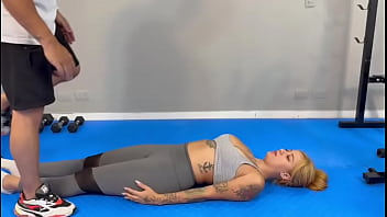 Preview 1 of Great Girl Greta Milos - Latina se folla a su profesor de yoga en el gym y &eacute_l se corre en su co&ntilde_o