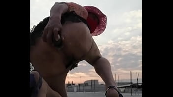 Preview 3 of Black Girk Fucking Dog - Excibiendo en la azotea