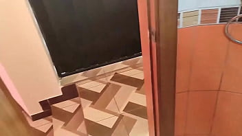 Preview 1 of Sparn Girl - LATINA hermosa quiere que la FOLLE mientras la ayudo a ba&ntilde_arse cuando estamos solos en casa,  le doy duro por atras