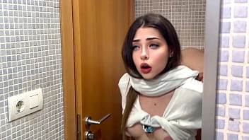 Preview 4 of Cheerleader Rape Lesbian Virgin - En el ba&ntilde_o follo al amigo de mi novio y se corre dentro de mi,  que caliente esta el semen