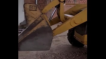 Preview 1 of Israel Moaming - Uma das cenas mais loucas q ja fiz... olha o macho acabando conmigo na  retroescavadeira   Quer ver como ele me deixa tremendo de tanto gozar dando meu cu? Entra no bolivianamimi.tv