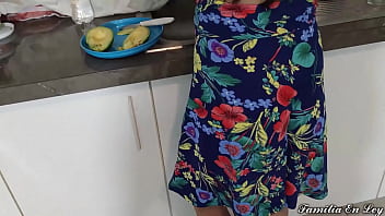 Preview 2 of Www Cix Xxx - Papi no Porfavor Le Dire a Mama que Me Follaste Cuando Estaba Cocinando - Padrastro Bravo se Aprovecha de Su Hijastra en la Cocina