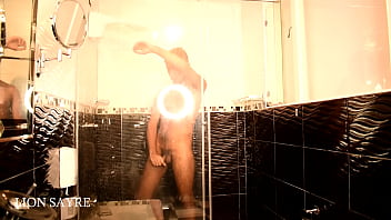 Preview 2 of Older Men Bi - Ba&ntilde_o con agua deliciosa