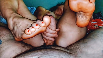 Preview 4 of Hairy Porn Sunnys - Housewife Wants To Fuck And Teases Him With Wet Pussy And Dirty Soles - Looks At And Jerks Off