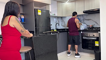 Preview 2 of Bhabi Ki Chudai Xxxhd - Plomero se aprovecha que la mujer de su cliente sale en pa&ntilde_os sexys para follarla y dejarle echar su leche adentro.