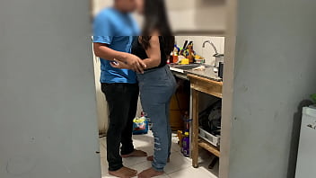 Preview 1 of Mom Birrjar - Me culeo a mi amiga en la cocina esta enojada por que el marido la mando a lavar los platos le meto la verga en la vagina y en la boca y el pendejo del marido ve television ni cuenta se da