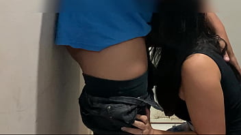Preview 4 of Mom Birrjar - Me culeo a mi amiga en la cocina esta enojada por que el marido la mando a lavar los platos le meto la verga en la vagina y en la boca y el pendejo del marido ve television ni cuenta se da