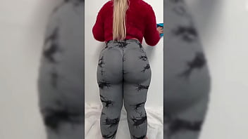 Preview 1 of Mom Son Bathroom Porns - la Madrastra Milf limpiando y rebotando su gran culo en pantalones de yoga