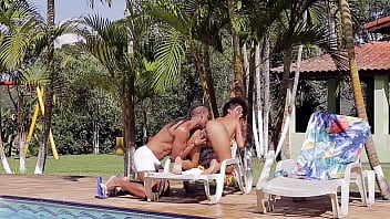 Preview 3 of Ww Sex Vidio - MAMEI O NEG&Atilde_O E ELE ME CHUPOU NA BEIRA DA PISCINA - Giovana Bombom e Sensa&ccedil_&atilde_o na Pele