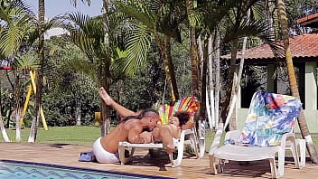 Preview 4 of Ww Sex Vidio - MAMEI O NEG&Atilde_O E ELE ME CHUPOU NA BEIRA DA PISCINA - Giovana Bombom e Sensa&ccedil_&atilde_o na Pele