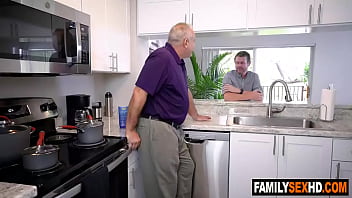 Preview 1 of Descarga De Bideos Pornnub - Step uncle fucks step niece behind step dad&#039_s back