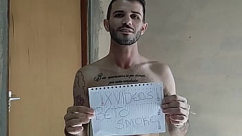 Preview 1 of Desixyz - Marido Betosmoke n&atilde_o aguenta,  e ajuda comedor Big Bambu a satisfazer a esposa Lalla Potira.