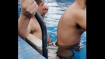 Preview 2 of English Title Mom Son - Flagra! Machos fodendo na piscina do hotel
