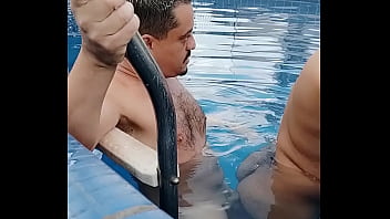 Preview 1 of English Title Mom Son - Flagra! Machos fodendo na piscina do hotel