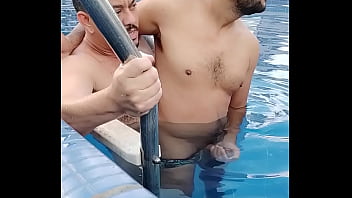 Preview 4 of English Title Mom Son - Flagra! Machos fodendo na piscina do hotel