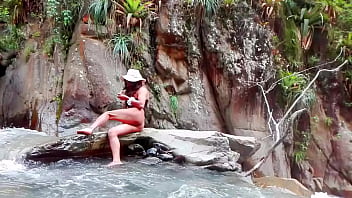 Preview 3 of Porno Md - Desnuda y caliente en el r&iacute_o. A falta de un hombre