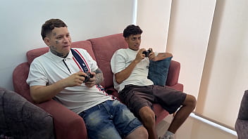 Preview 2 of Adult Box - Mi marido toma un descanso y la visita me folla muy rico.