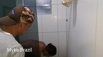 Preview 1 of Leah Gotti Discharge In A Sex - Tioz&atilde_o myke brazil ficou espiando a sobrinha tomar banho ela acabou entrando na piroca dele ele fudeu ela bem gostoso e comeu at&eacute_ o cuzinho dela