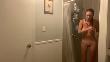 Preview 2 of Romanian Mature Webcam - Mira como se ba&ntilde_a esta tetona