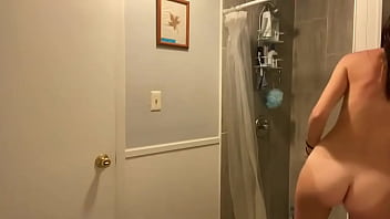 Preview 4 of Romanian Mature Webcam - Mira como se ba&ntilde_a esta tetona