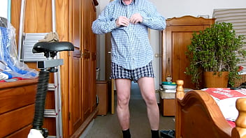 Preview 1 of Awek Sekolah Menengah - Andreas bindet sich seinen dicken Sack ab und wichst seinen geilen Schwanz