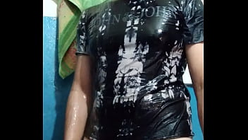 Preview 1 of Sanny Levan Ki Chodai - Ativo tesudo mijando gostoso durante o banho com o pau duro