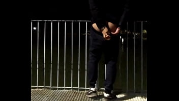 Preview 1 of 3gb Mobile Video - Ejercitando mi culo en el parque