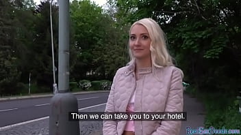 Preview 2 of Sax Video Poron - Blonde 25yo cutie gives blowjob to his huge dick in public