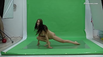 Preview 3 of Xxxvidoe Westbangli - Bouncing boobs babe does gymnastics Nicole Smith