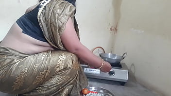 Preview 1 of Untill Pee - मॉर्निंग में मेड को खाना बनाते टाइम कुतिया बनाकर चोदा XXX maid Fuck