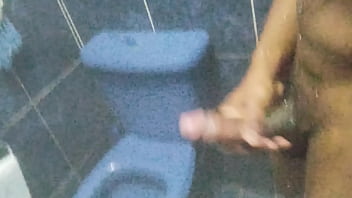 Preview 3 of Faryal Fatima - Batendo uma no banho