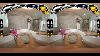 Preview 1 of Jepun Pancut Dalam - VIRTUALPORN.COM - Getting Frisky With Latin Hottie Reyna DeLaCruz In The Bathtub