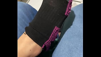 Preview 1 of Xxx Hot Big Ass - Quit&aacute_ndole los calcetines y tocando sus patitas