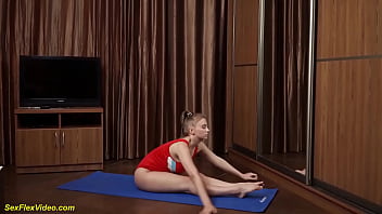 Preview 1 of Xxxx Porb Video Downlad - curvy flexi stepsister naked workout