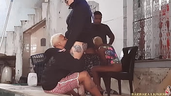 Preview 2 of Rubeen T Xxxx - Avisei ao meu marido pra n&atilde_o gastar dinheiro &agrave_ toa pra limpar piscina no frio,  ele me ignorou,  ent&atilde_o dei o troco com os piscineiros Leo Ogro e Moreno com a ajuda da minha amiga Nicoli Fox (completo no RED)