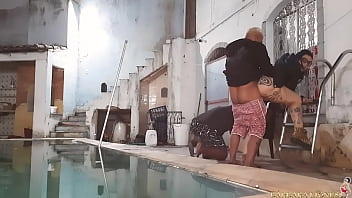Preview 3 of Rubeen T Xxxx - Avisei ao meu marido pra n&atilde_o gastar dinheiro &agrave_ toa pra limpar piscina no frio,  ele me ignorou,  ent&atilde_o dei o troco com os piscineiros Leo Ogro e Moreno com a ajuda da minha amiga Nicoli Fox (completo no RED)