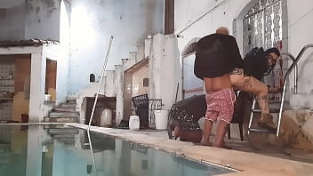 Preview 4 of Rubeen T Xxxx - Avisei ao meu marido pra n&atilde_o gastar dinheiro &agrave_ toa pra limpar piscina no frio,  ele me ignorou,  ent&atilde_o dei o troco com os piscineiros Leo Ogro e Moreno com a ajuda da minha amiga Nicoli Fox (completo no RED)