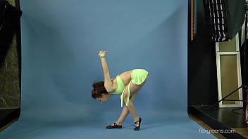 Preview 1 of Xxx X Uido - Mila Gimnasterka hairy tight babe doing gymnastics