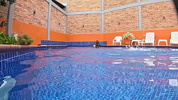 Preview 1 of Thai Milf - ENCUENTRO UNA DESCONOCIDA DE CULO ENORME MASTURBANDOSE EN LA PISCINA Y LE CAMBIO SU DILDO DE PLASTICO POR UNA VERGA DE VERDAD